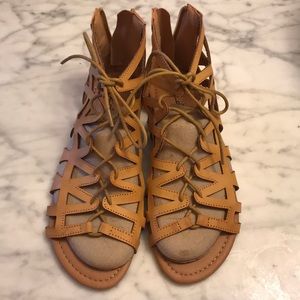 QUPID women’s flat sandal